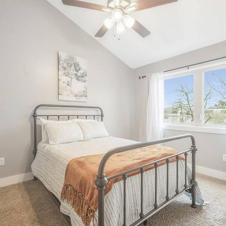 Cozy 2 Bed Townhome Near The Hospital Lafayette Bagian luar foto