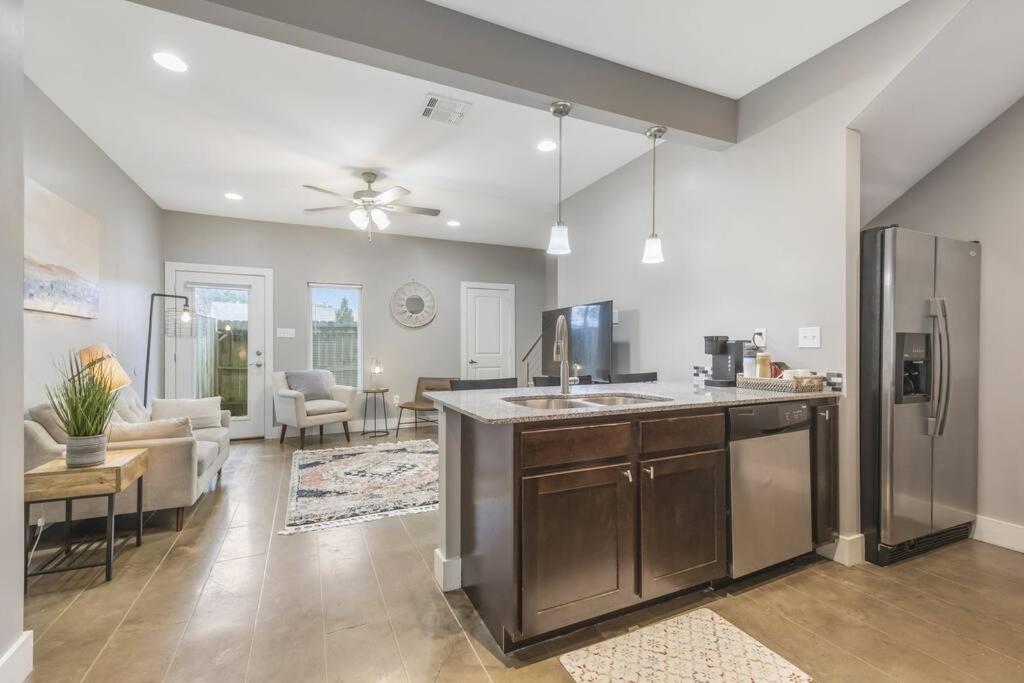 Cozy 2 Bed Townhome Near The Hospital Lafayette Bagian luar foto