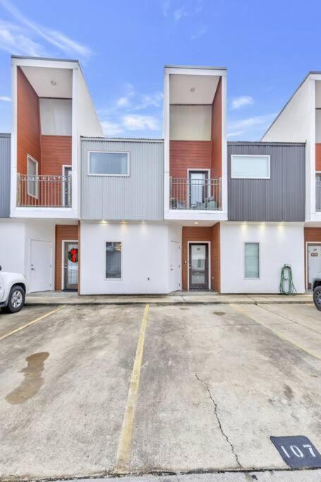 Cozy 2 Bed Townhome Near The Hospital Lafayette Bagian luar foto