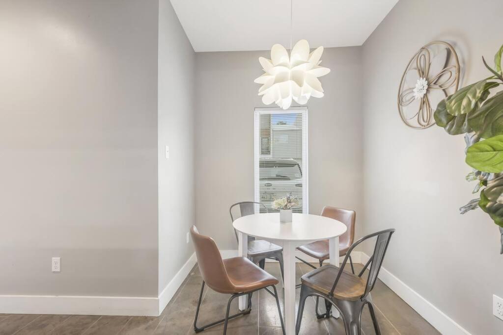 Cozy 2 Bed Townhome Near The Hospital Lafayette Bagian luar foto
