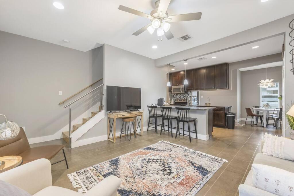 Cozy 2 Bed Townhome Near The Hospital Lafayette Bagian luar foto