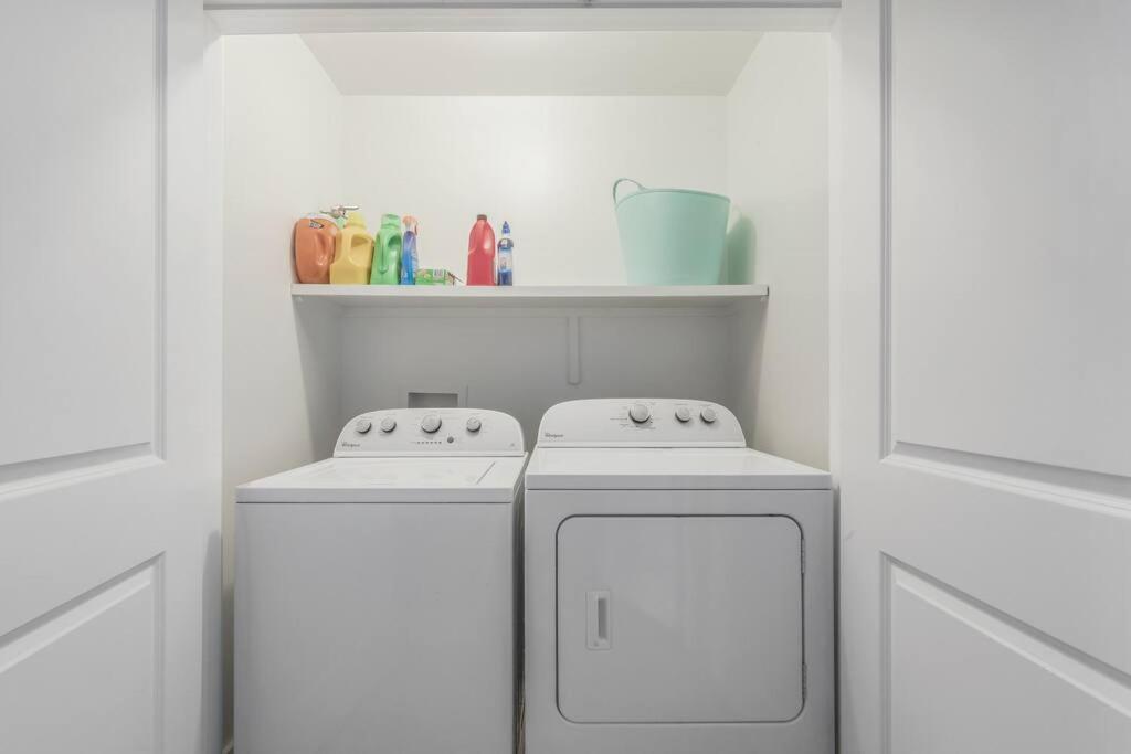 Cozy 2 Bed Townhome Near The Hospital Lafayette Bagian luar foto
