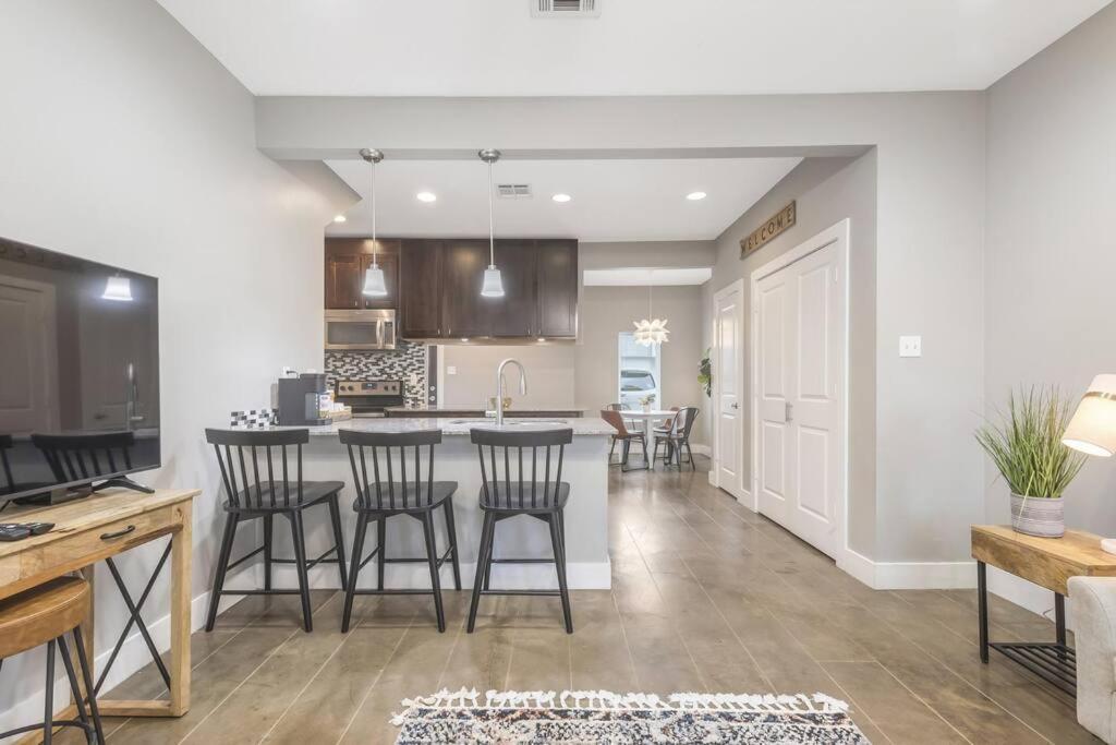 Cozy 2 Bed Townhome Near The Hospital Lafayette Bagian luar foto
