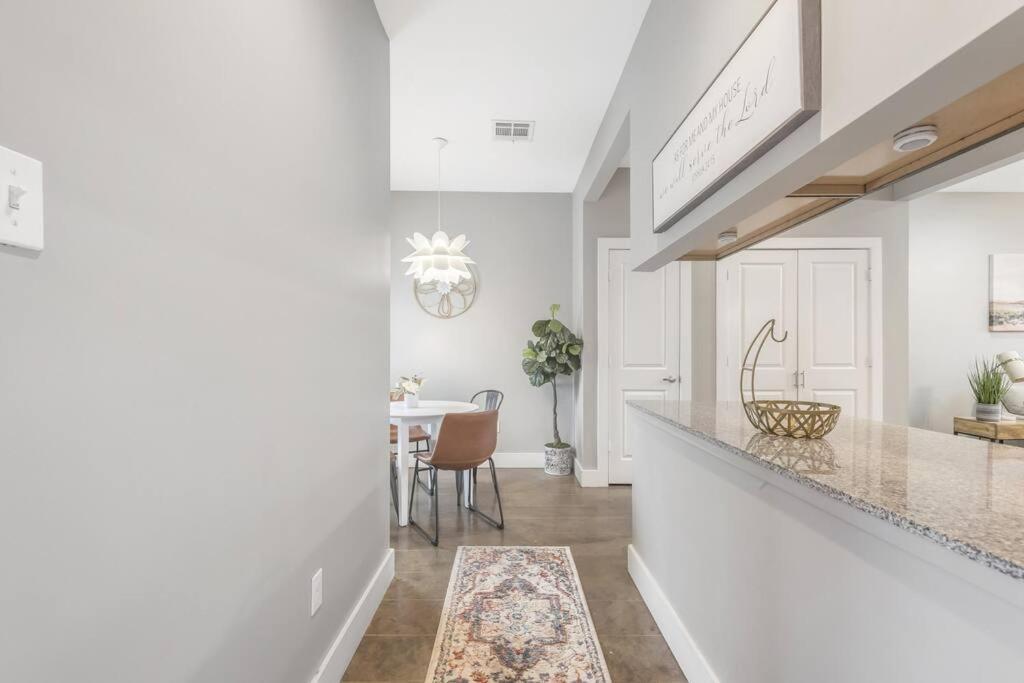 Cozy 2 Bed Townhome Near The Hospital Lafayette Bagian luar foto