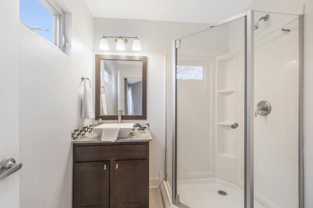 Cozy 2 Bed Townhome Near The Hospital Lafayette Bagian luar foto