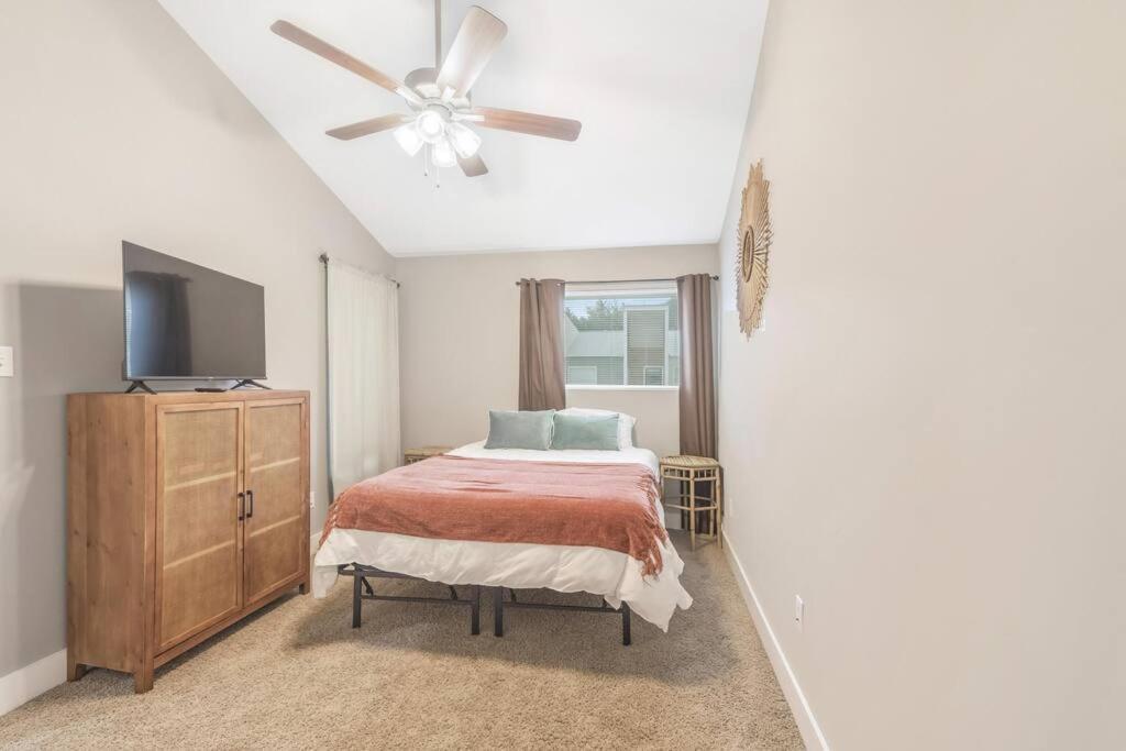 Cozy 2 Bed Townhome Near The Hospital Lafayette Bagian luar foto