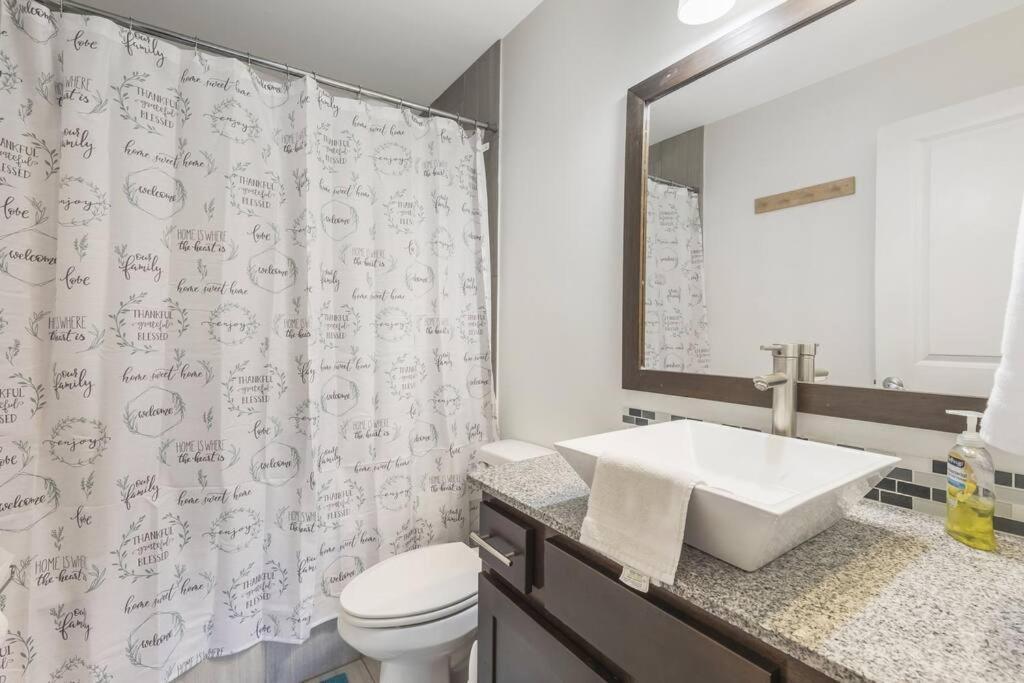 Cozy 2 Bed Townhome Near The Hospital Lafayette Bagian luar foto