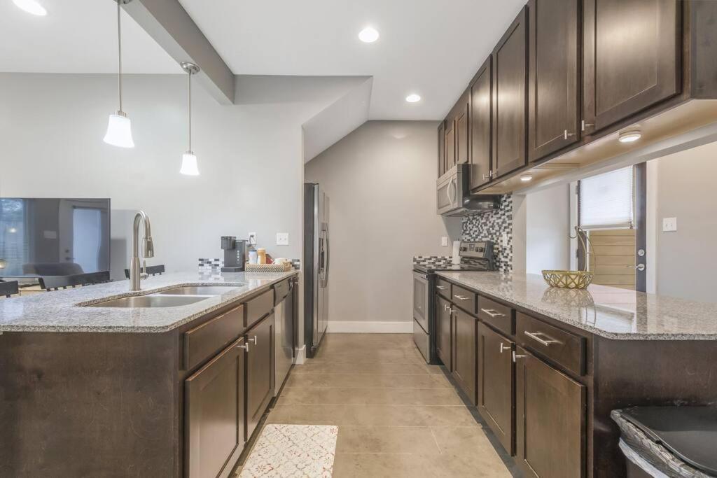 Cozy 2 Bed Townhome Near The Hospital Lafayette Bagian luar foto
