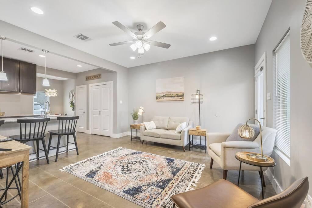 Cozy 2 Bed Townhome Near The Hospital Lafayette Bagian luar foto